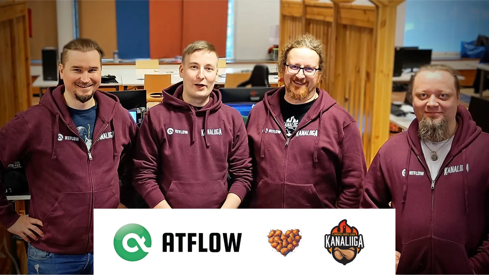 AtFlow'n neljä pelaajaa viininpunaisissa Kanaliiga-huppareissa toimistolla, alla AtFlow'n ja Kanaliigan logot.