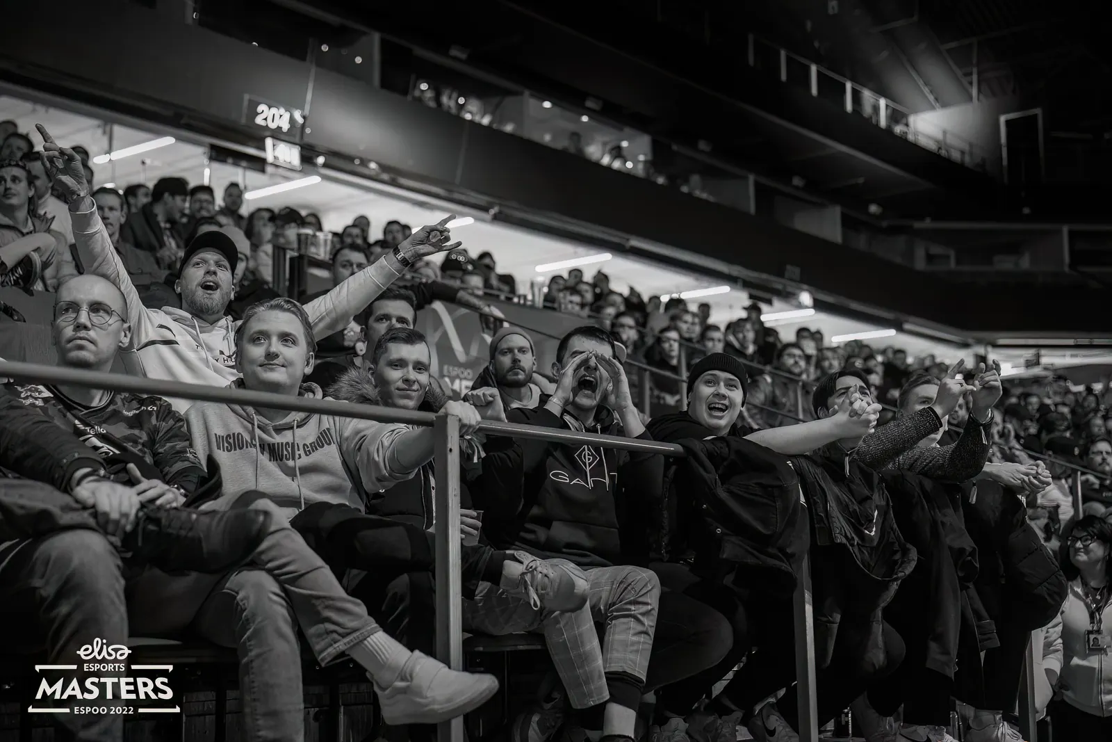 Black-and-white photo of an excited crowd in the stands at Elisa Masters 2022.