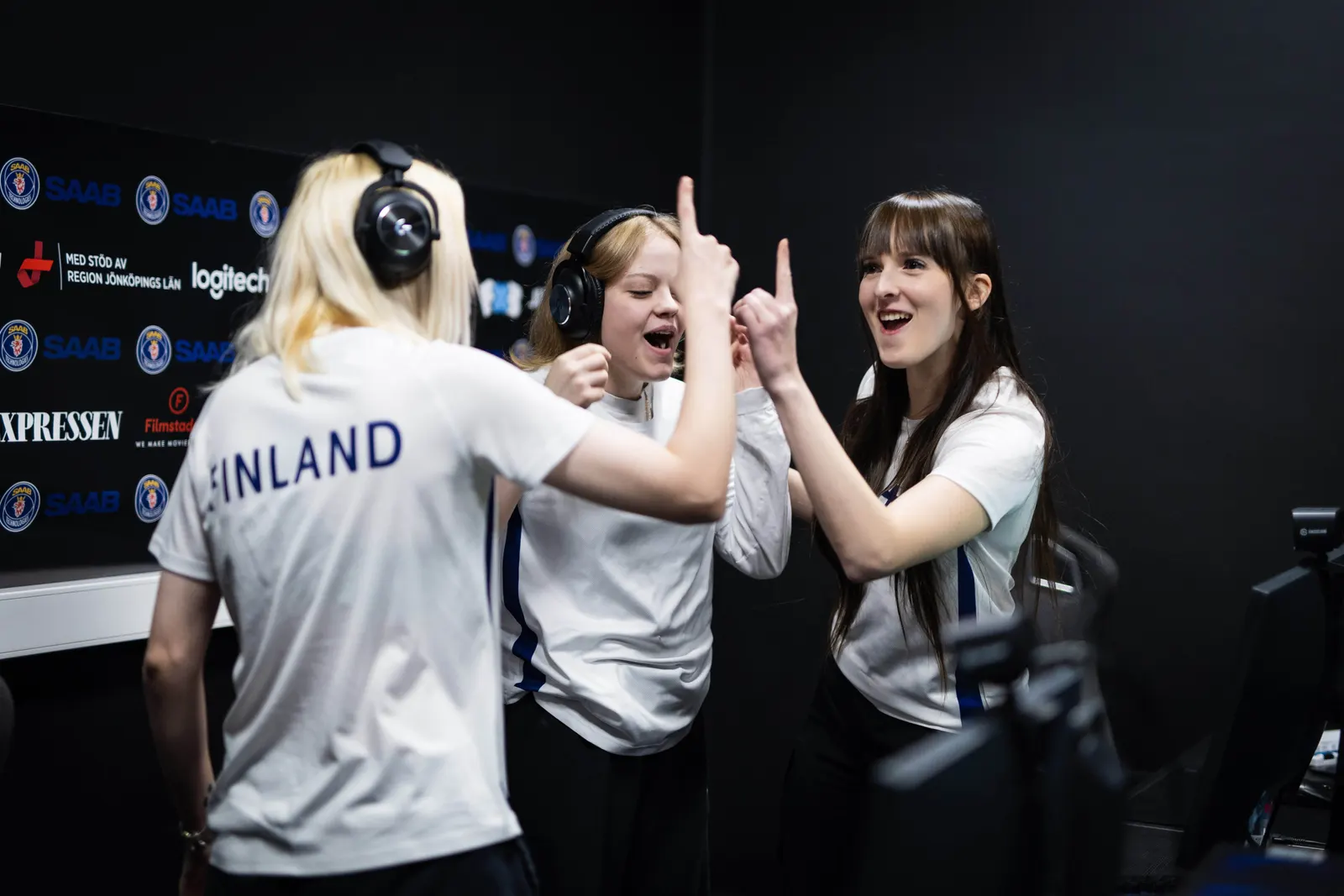 Suomen maajoukkueen pelaajat juhlivat voittoa Finland-paidoissa.